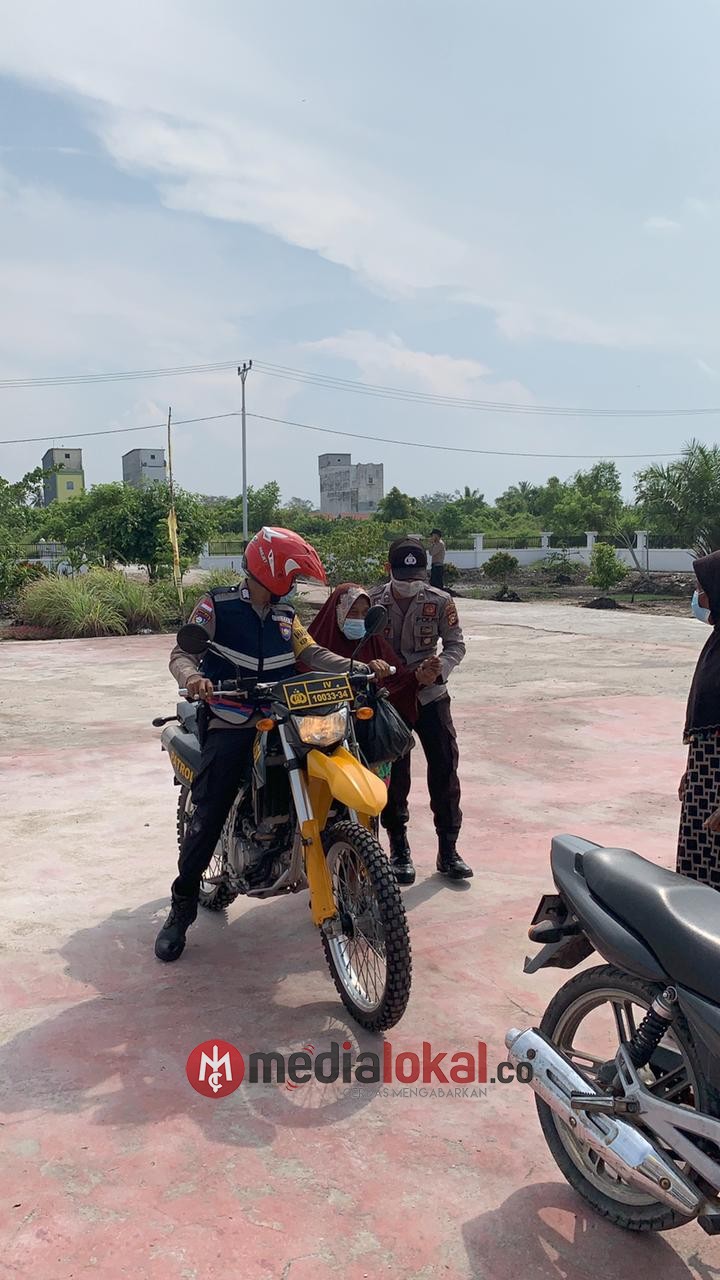 Maksimalkan Vaksinasi, Polsek Panipahan Jemput Para Lansia