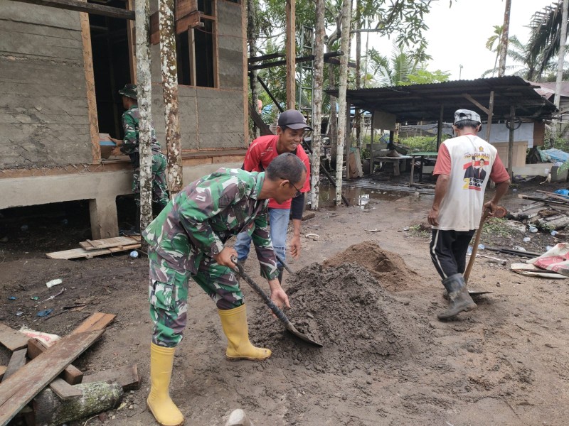 Satgas TMMD Kodim 0314/Inhil Sertu Ichlas Manalu Aduk Bahan Material Plesteran RTLH Mbah Silas