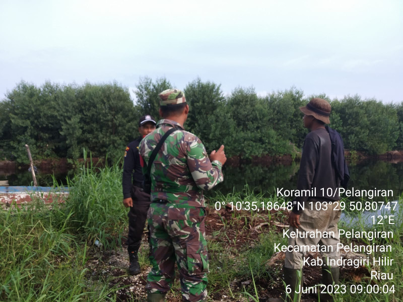 Babinsa Koramil 10/Pelangiran Susuri Lahan dan Hutan di Binaan