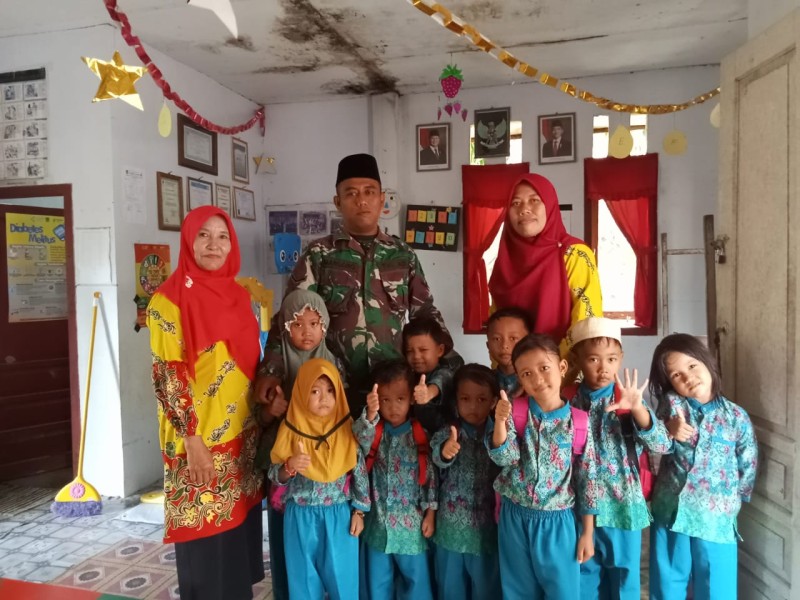 Komsos Kreatif Babinsa Koramil 07/Reteh, Berikan Semangat Belajar kepada Murid TK