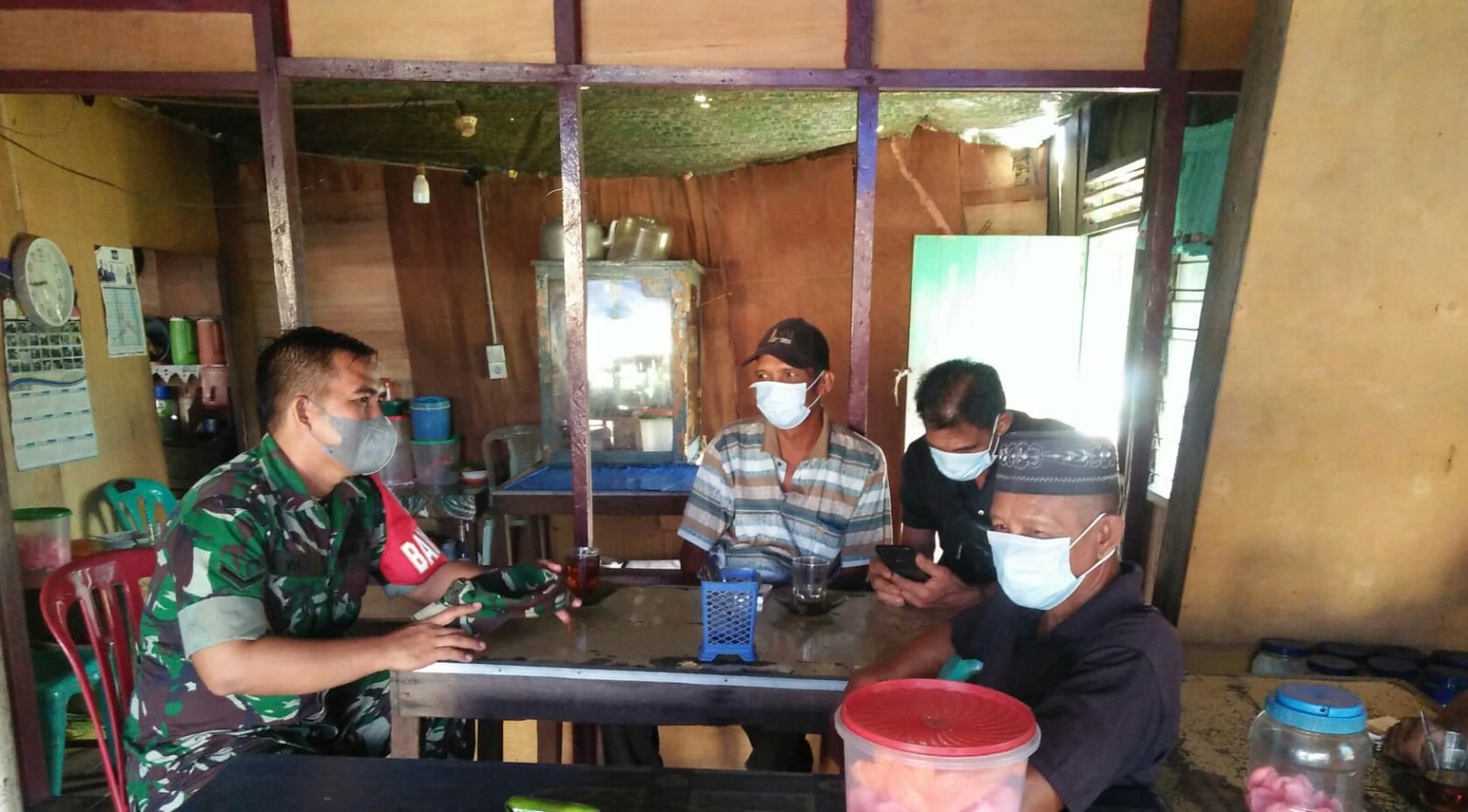 Demi Kesehatan, Babinsa Koramil 04/Kuindra Lakukan Komsos Untuk Mengingatkan Kepada Masyarakat