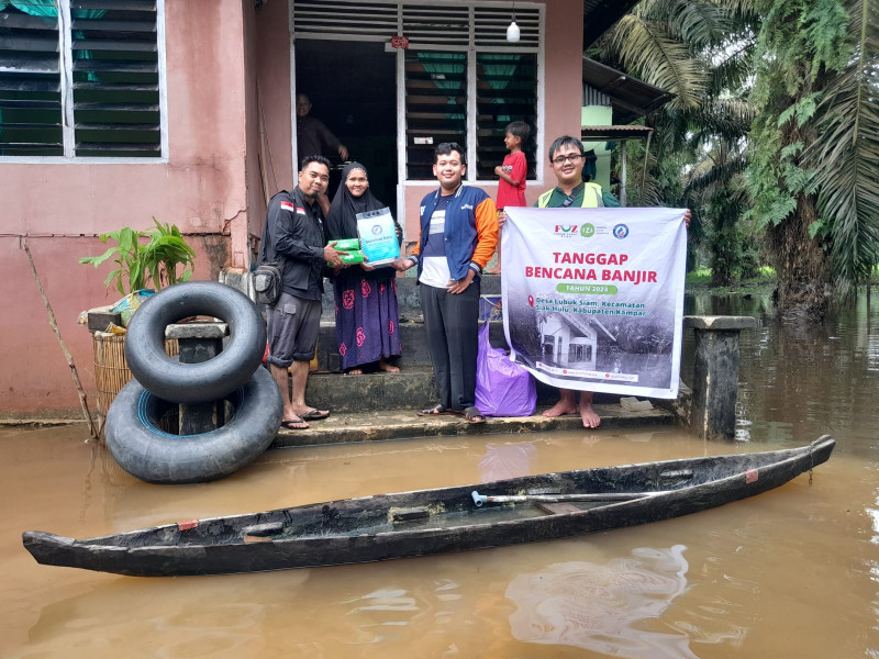 YBM BRIlian Bersama IZI Riau Salurkan Bantuan Sosial Kepada Masyarakat yang Terdampak Banjir