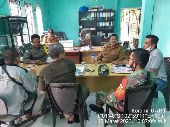 Serda Koramil 07/Reteh Serda Ramli Laksanakan Komsos Bersama Kepala Desa Dan Staf Desa