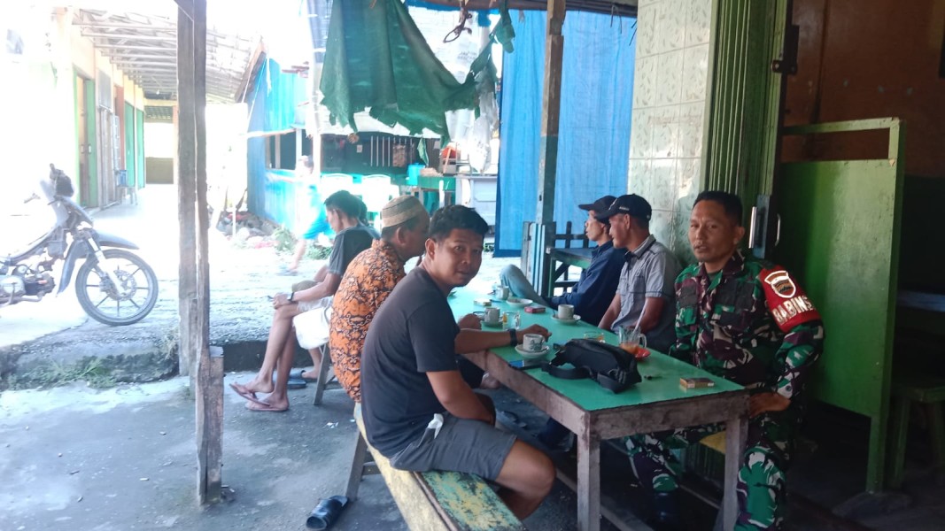 Babinsa Koramil 05/Gas Koptu Umar Nasution Komsos Dengan Warga Binaan Jalin Silaturahmi