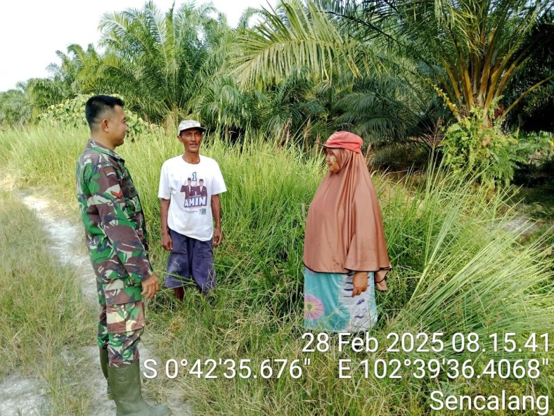 Patroli dan Sosialisasi Karhutla: Babinsa Koramil 09/Kemuning Beraksi