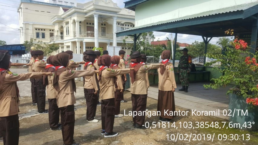 Babinsa Kuala Enok Lakukan Pembinaan Pramuka di Lapangan Kantor Koramil 02/Tanah Merah
