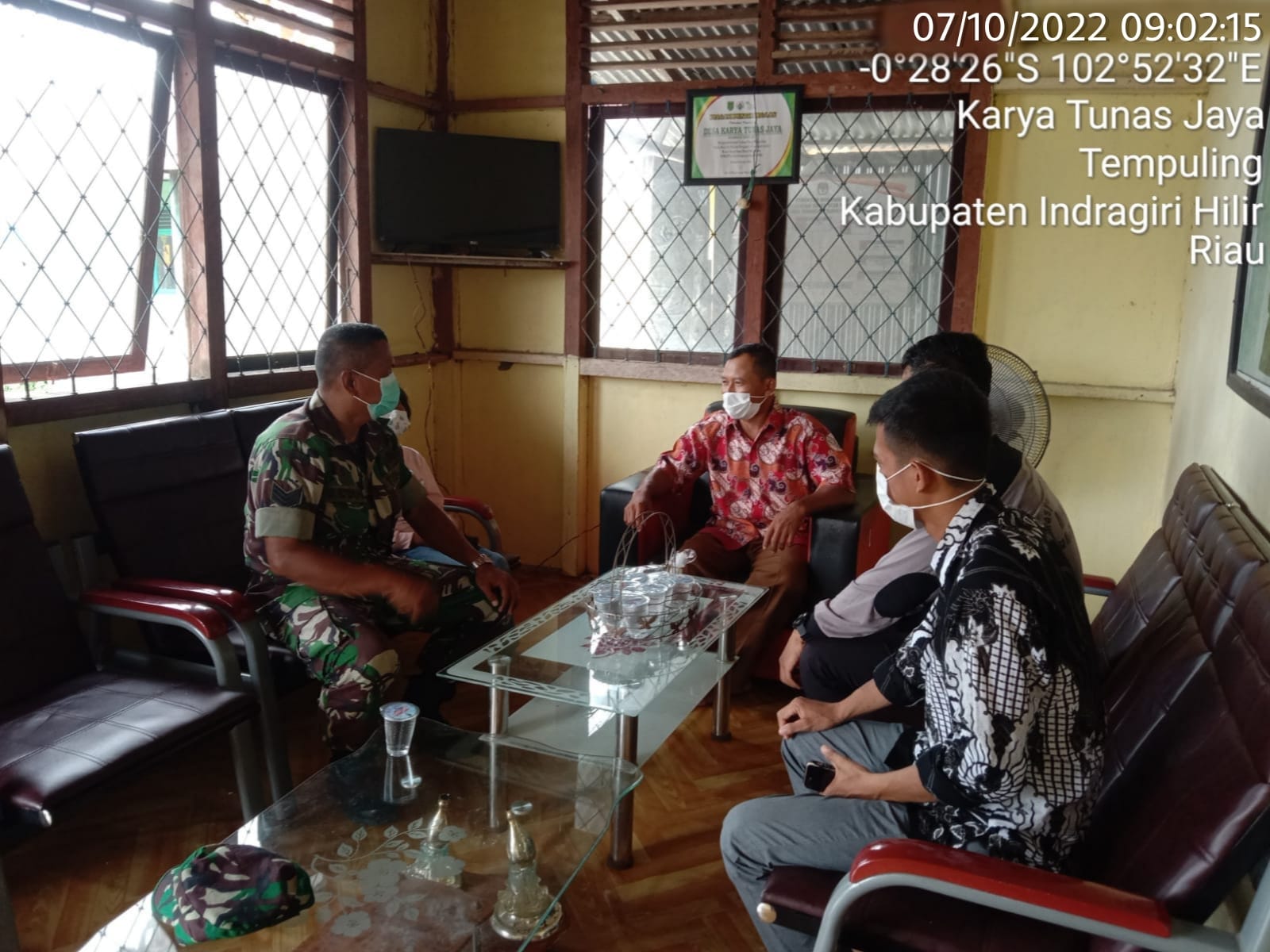 Pererat Silaturahmi, Babinsa Koramil 03/Tempuling Komsos Dengan Perangkat Desa