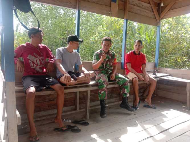 Dengan Cuaca Yang Cerah, Babinsa Koramil 04/Kuindra Bersemangat Lakukan Komsos