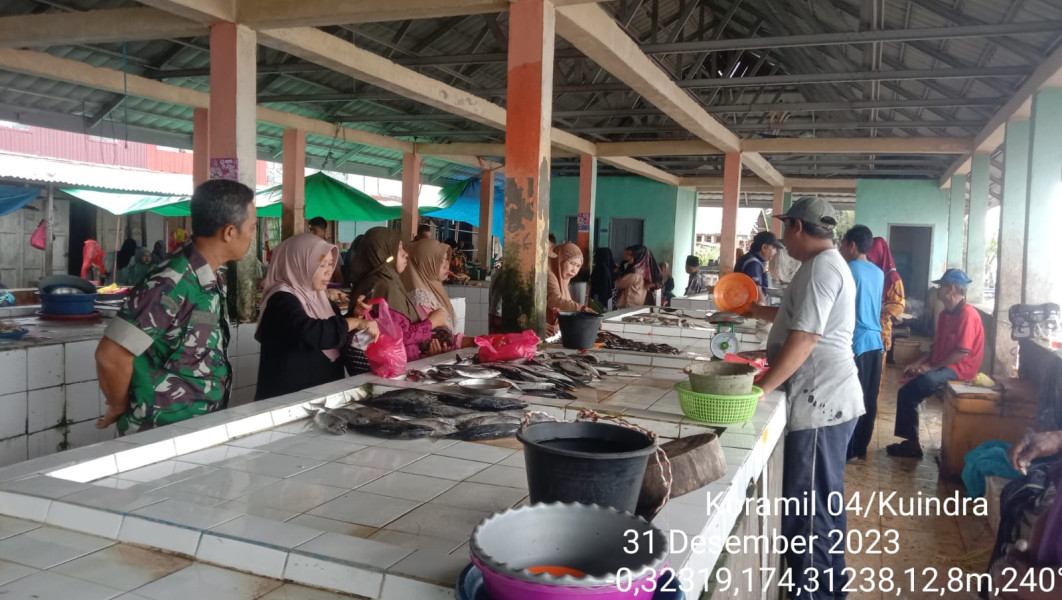 Babinsa Koramil 04/Kuindra Turun Ke Pasar Guna Untuk Mendengarkan Keluhan Para Pedagang