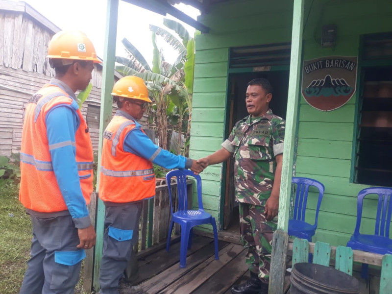 Babinsa Koramil 05/Gas Rutin Lakukan Komsos Dengan Petugas PLN