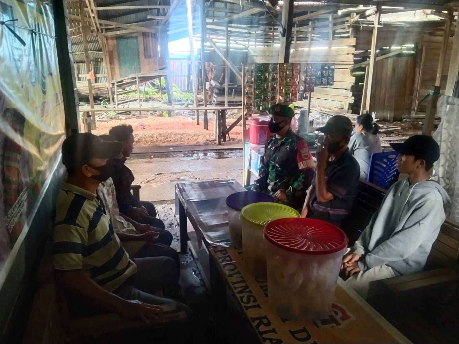 Komsos Bersama Warga Binaan, Babinsa 04/Kuindra Perkuat Silahturrahmi