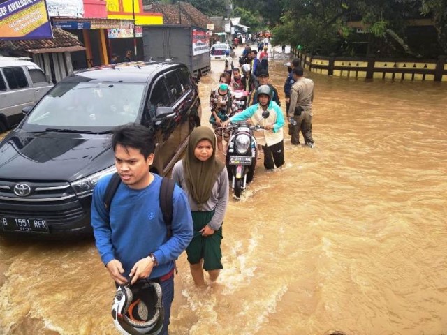 Pasca-Tsunami, Banjir Setinggi 1,5 Meter Putus Akses Jalan Labuan-Carita