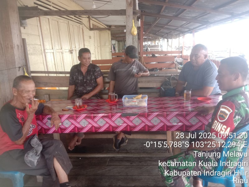 Komsos Babinsa Koramil 04/Kuindra dengan Masyarakat Meningkatkan Kepedulian Lingkungan dan Keamanan