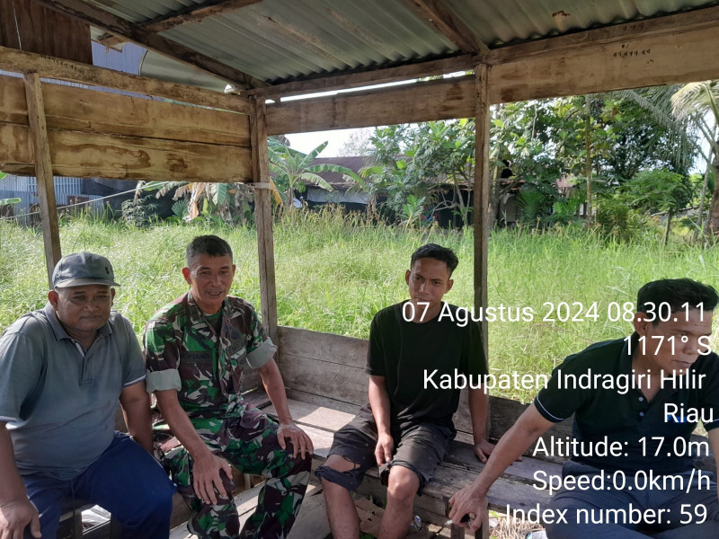 Babinsa Pelda Nofiandi Jalankan Komsos Guna Jalin Silaturahmi Antar Sesama di Binaan