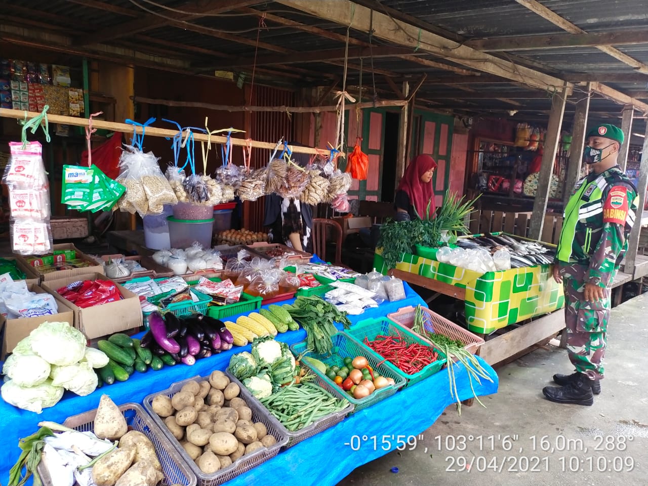 Di Tengah Ramadhan, Babinsa Koramil 12/Batang Tuaka Gencar Sosialisasi Prokes