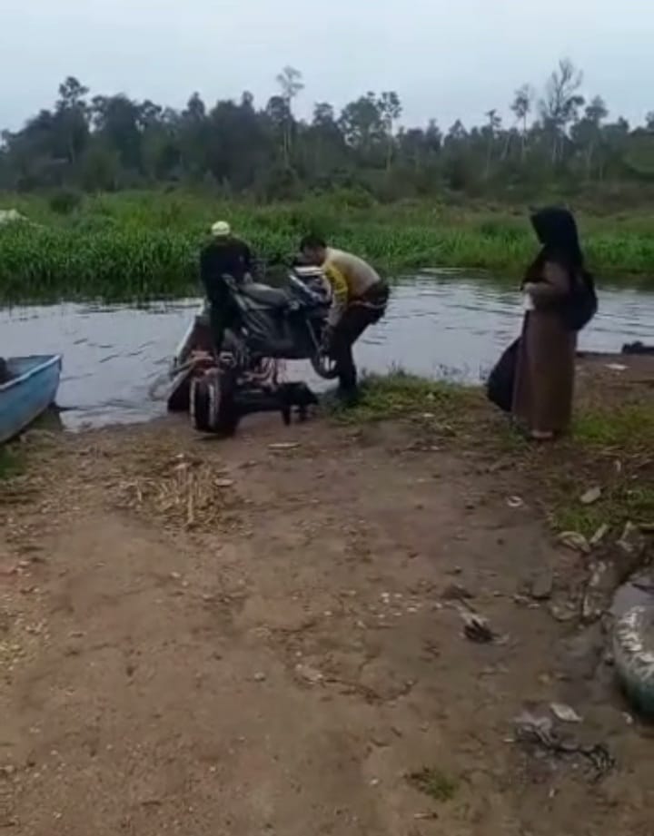 Respon Cepat Bhabinkamtibmas Desa Gembira Brigadir Sebi Kurniawan Bantu Dorong Motor Warga Binaan