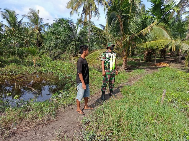 Patroli dan Sosialisasi Karhutla Oleh Babinsa Koramil 04/Kuindra Bersama Warga