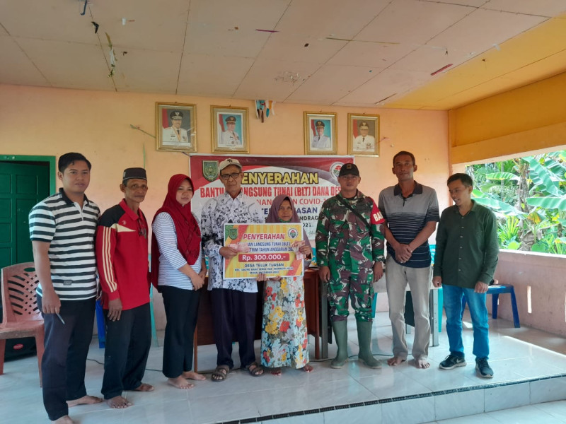 Babinsa Koramil 05/GAS Serda Ricky Hadiri Penyaluran Bantuan Langsung Tunai (BLT) di Desa Teluk Tuasan