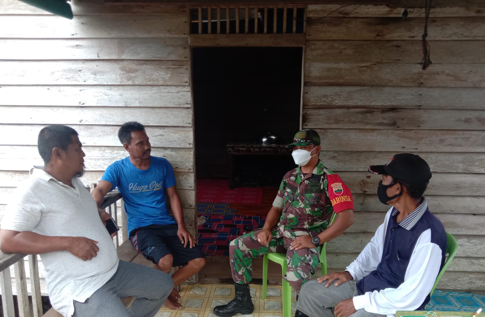 Melalui Komsos, Babinsa Koramil 04/Kuindra Lakukan Himbauan Terhadap Waspada dan Tetap Perhatikan Situasi Kondisi