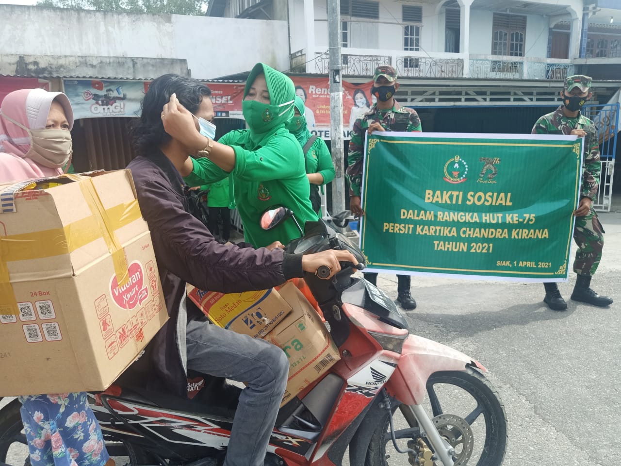 Persit KCK Ranting 6 Koramil 03/Siak Cabang LII Kodim 0303/Bengkalis Bagikan Masker Untuk Pengendara Persit KCK Ranting 6 Koramil 03/Siak Cabang LII Kodim 0303/Bengkalis Bagikan Masker Untuk Pengendara