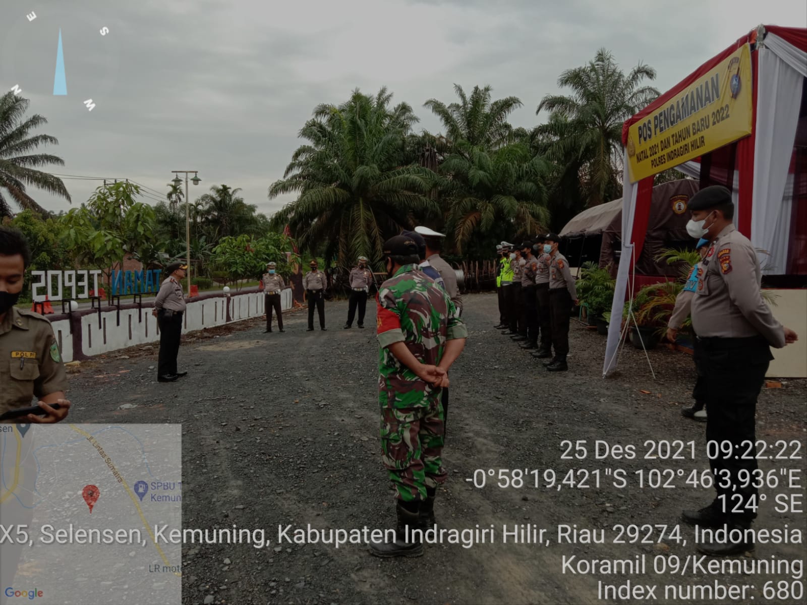 Koramil 09/Kemuning dan Polsek Lakukan Vaksin di Posko Pengamanan Nantal dan Tahun Baru