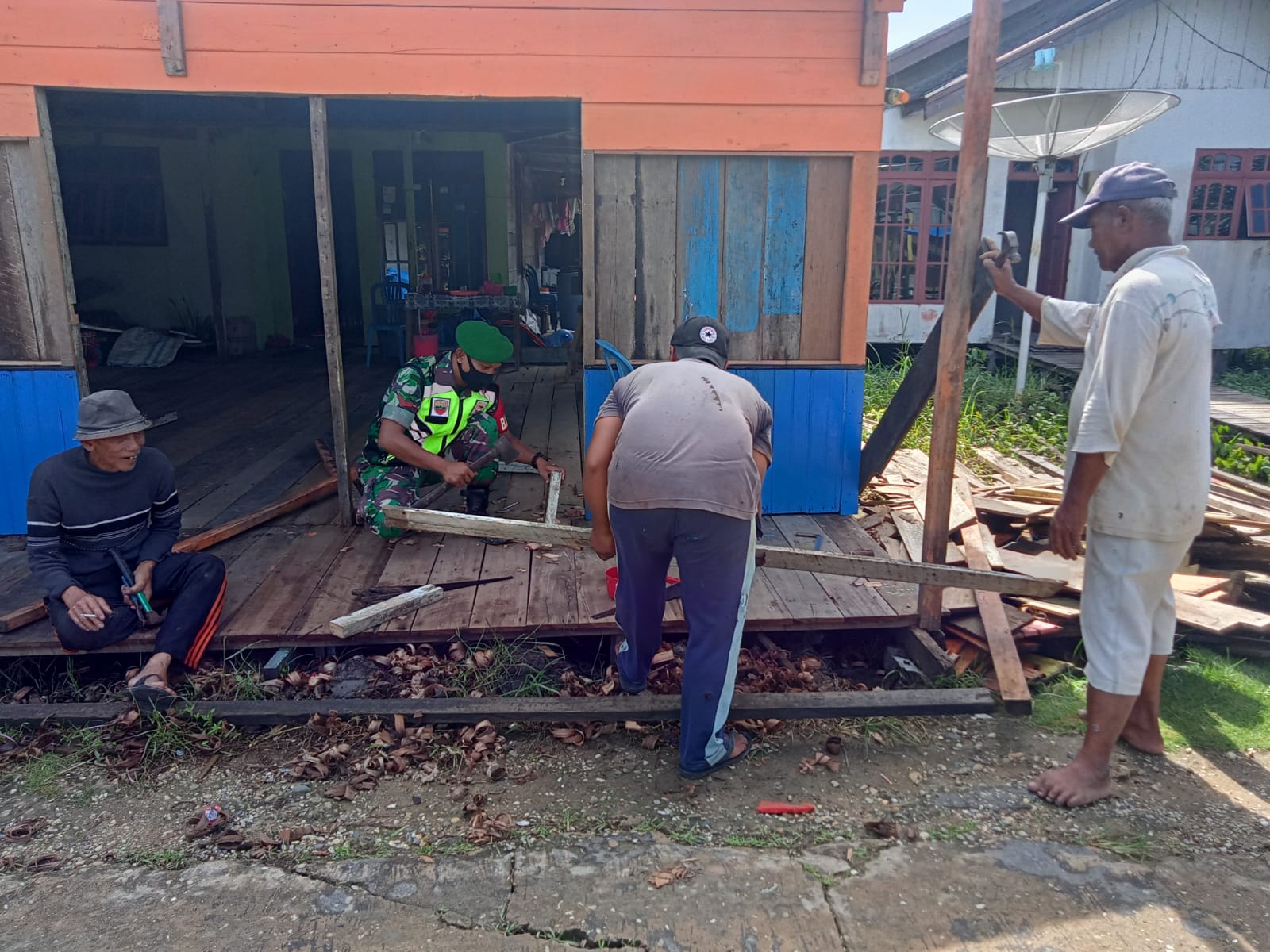 Koramil 04/Kuindra Laksanakan Gotong Royong Untuk Memperbaiki Rumah Warga