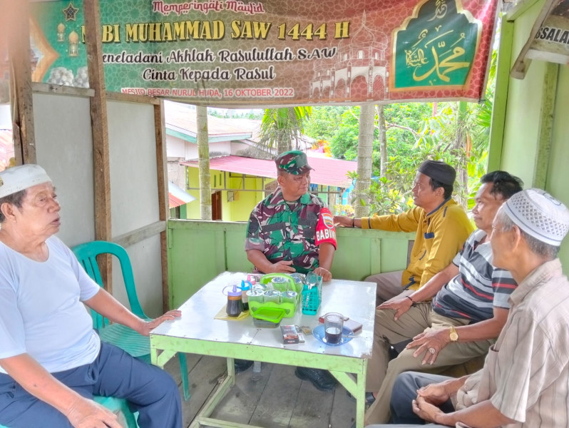 Babinsa Koramil 03/Tpl Lakukan Komsos Serta Jalin Keakraban Dengan Warga Desa Binaan