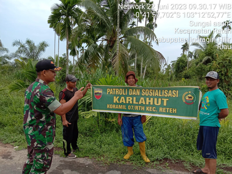 Babinsa Koramil 07/Reteh Jaga Lingkungan Sekitar Demi Kenyamanan di Wilayah