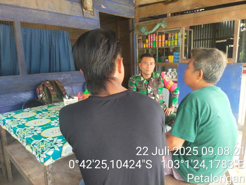 Jalin dan Perkuat Silahturahmi dengan Masyarakat, Babinsa Koramil 09/Kemuning Rutin Laksanakan Komsos