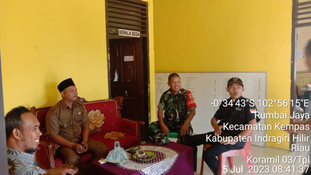 Pererat Silaturahmi, Babinsa Koramil 03/Tpl Komsos Dengan Kades