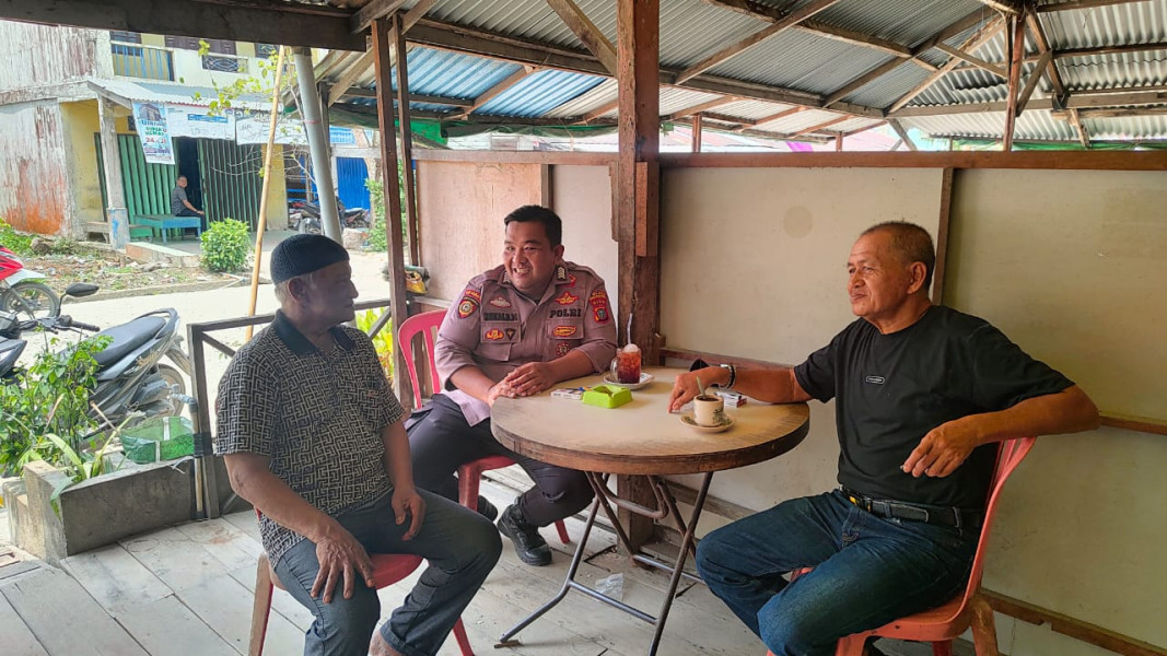 Manfaatkan Warung Kopi, Bripka Ronald Giat Cooling System Dalam Rangka Operasi Mantap Praja 2024