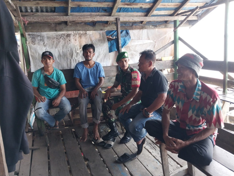 Babinsa Serda Ramli Berikan Informasi Kepada Warga Terkait Bahaya Narkoba dan Jaga Kebersihan