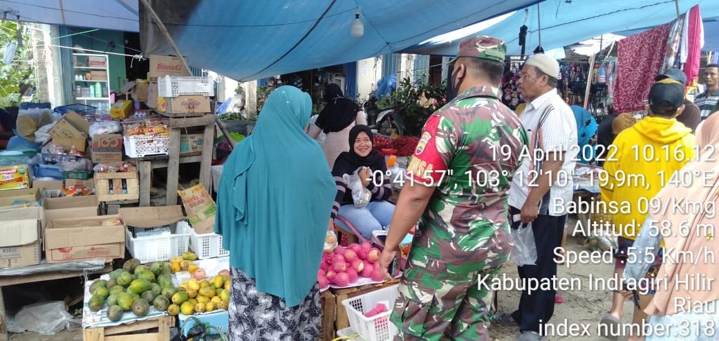 Aktif Lakukan Penegakan Disiplin Protokol Kesehatan Oleh Koramil 09/Kemuning di Pasar Desa Sencalang