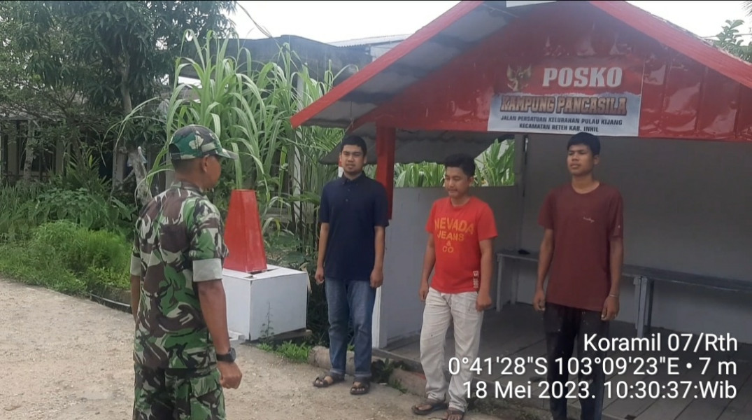 Jaga Lingkungan Sekitar, Serda Ramli Lakukan Komsos