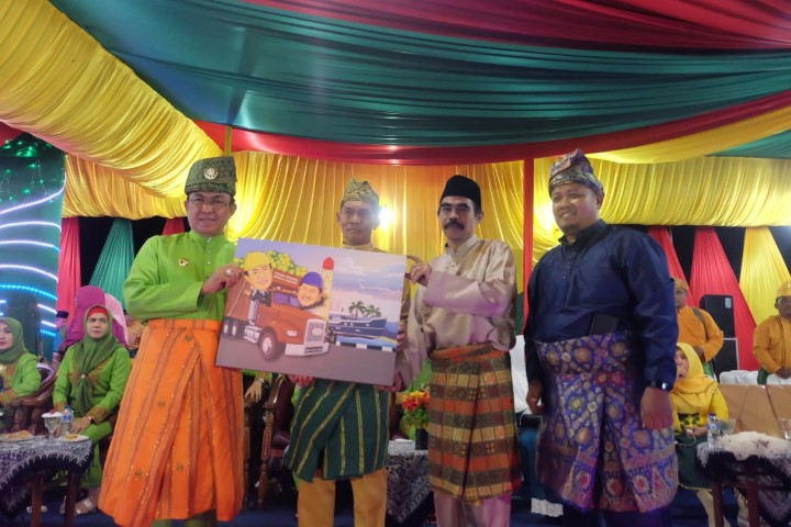 Ternyata ini Makna Karikatur yang Diberikan Pengusaha GAS di Jakarta Kepada Bupati Inhil