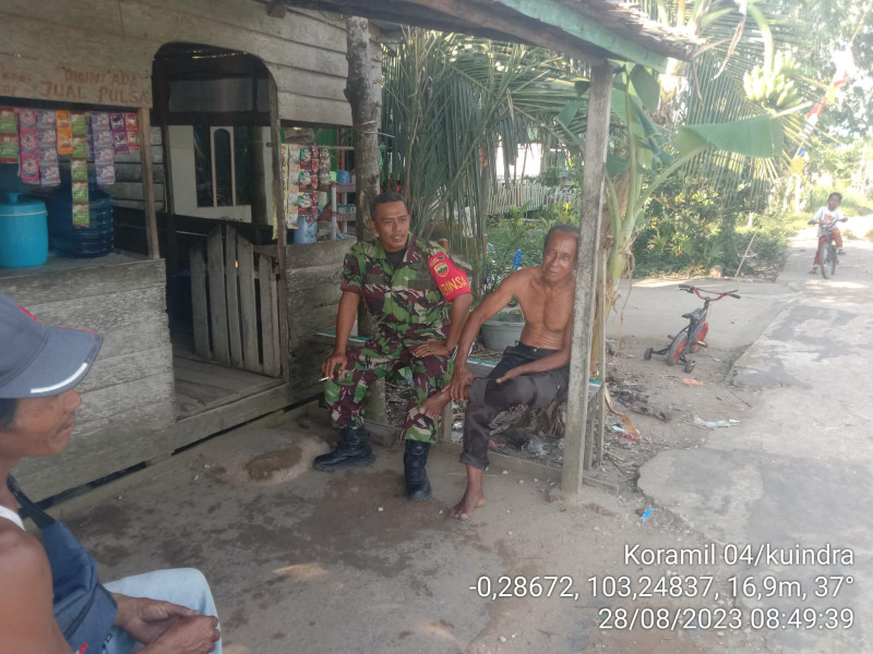 Jalin Silaturahmi Babinsa Koramil 04/Kuindra Dengan Warga Untuk Jaga Hubungan Baik