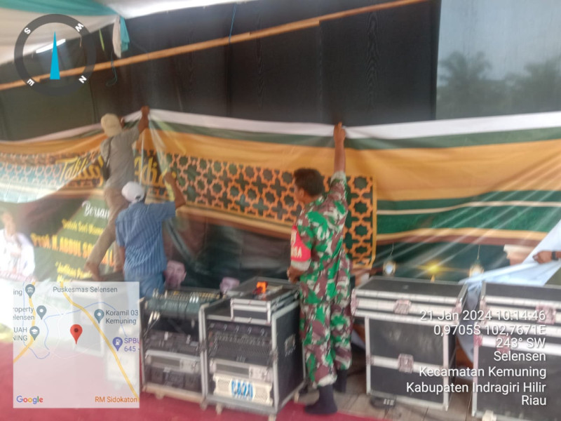 Giat Goro, Babinsa Koramil 09/Kemuning Bersama Masyarakat Pasang Baliho Untuk Pelaksanaan Tabligh Akbar