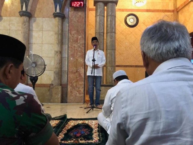 Bercelana Jin, Jokowi Bicara di Masjid Al-Aqsha Merauke Usai Jumatan