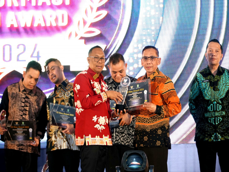 Pemda Kampar Terima Penghargaan KI Riau Award 2024