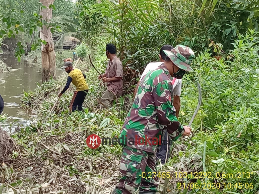 Masyarakat Desa Tanjung Siantar Lakukan Pembersihan Parit bersama Babinsa Koramil 12/Batang Tuaka
