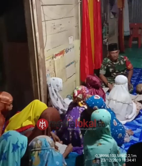 Babinsa Koramil 04/Kuindra Serda Ichlas Manalu Bimbing Magrib Mengaji di Sungai Bela