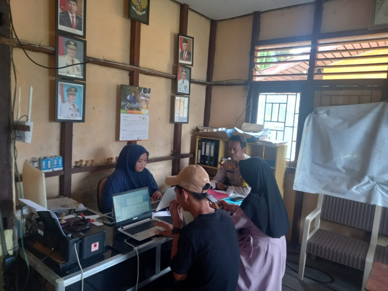 Ajak Jaga Keamanan Bhabinkamtibmas Sambang Kantor Desa Pungkat Agar Tercipta Pelayanan Yang Terbaik Bagi Masyarakat