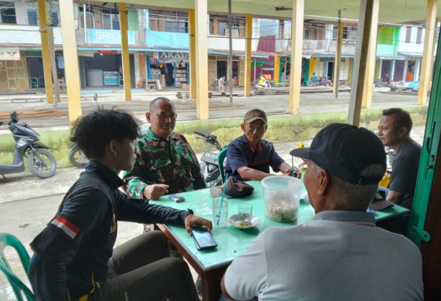 Babinsa Koramil 05/Gas: Jalin Silaturahmi dan Keakraban dengan Masyarakat Babinsa Koramil 05/Gas: Jalin Silaturahmi dan Keakraban dengan Masyarakat