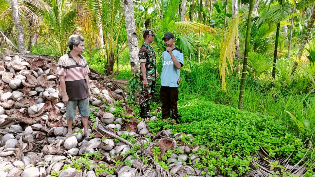 Babinsa Koramil 07/Reteh Rutin Laksanakan Patroli Tapal Batas di Desa Sungai Terap