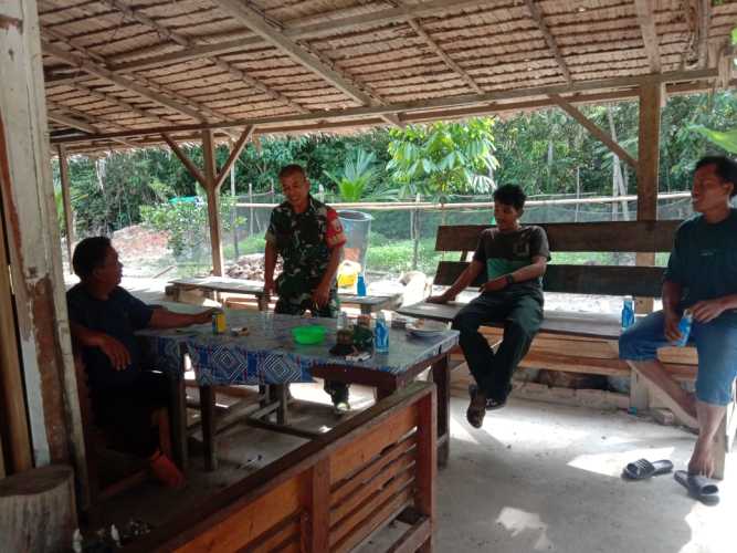 Ciptakan Hubungan Harmonis Bersama Babinsa Koramil 09/Kemuning Melalui Komsos