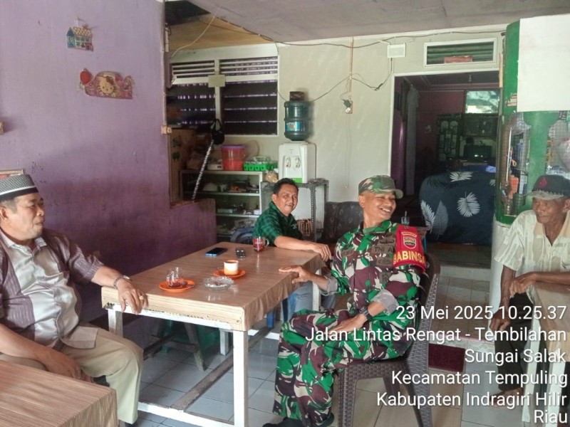 Sambangi Tomas dan Toga, Babinsa Sertu M. Ade Putrawan Jalin Silaturahmi di Desa Karya Tunas Jaya