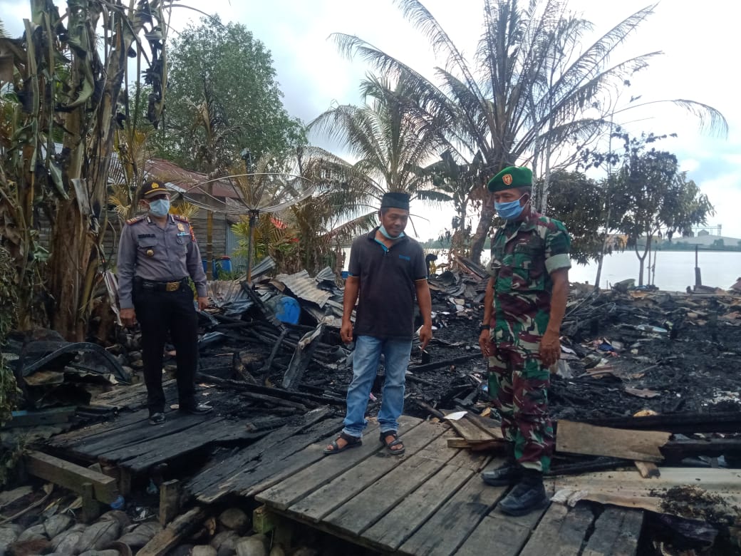 Danramil 03/Tempuling Bersama Kapolsek Tinjau Lokasi Kebakaran Di Desa Mumpa