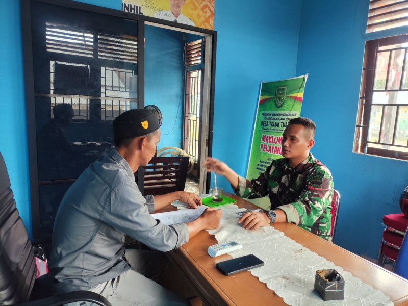 Sinergitas Dengan Pemerintah Desa, Babinsa Koramil 05/Gas Kopda Chandra Manto Sambangi Bersama Perangkat Desa di Binaan