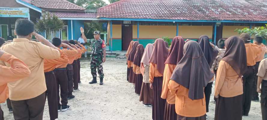 Babinsa 03/Tpl Sertu Mardia Bina Karakter Anak-Anak Melalui Gerakan Pramuka