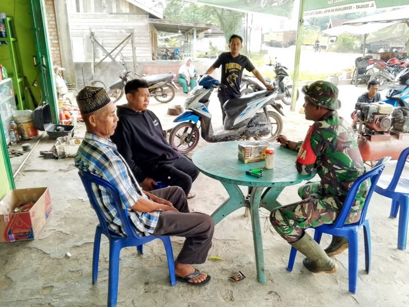 Serda Suirwansah, Babinsa Koramil 03/Tempuling, Ajak Mitra Karib Pasang Bendera dan Umbul-Umbul Menyambut HUT RI ke-80